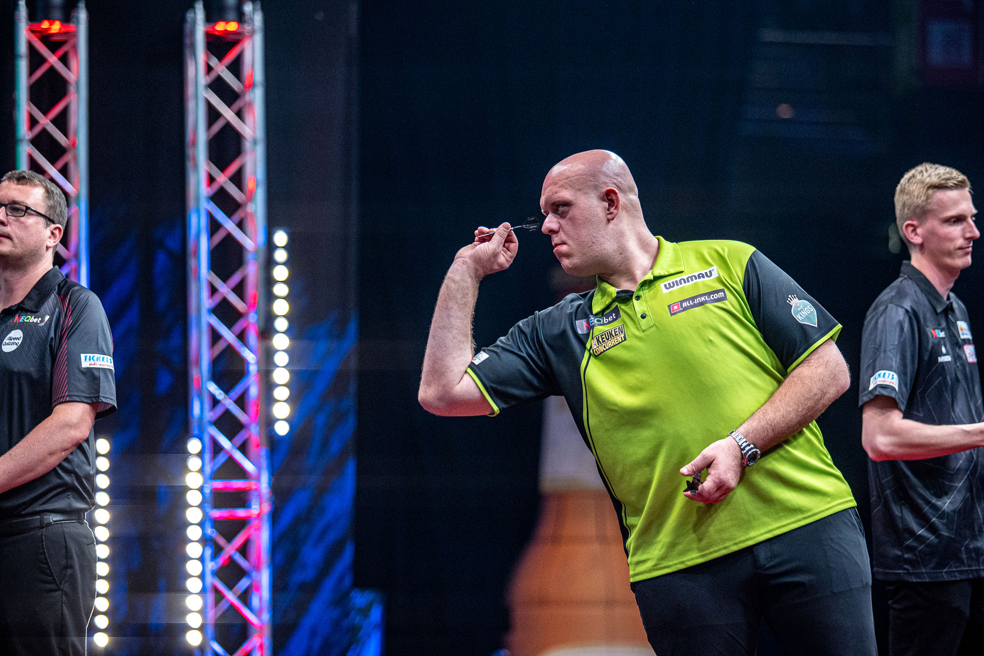 Van Gerwen & Humphries take centre stage on Day Two in Kiel PDC